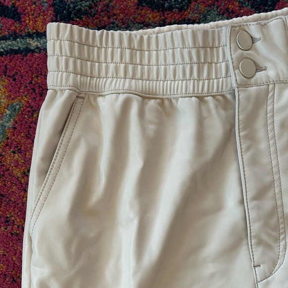 Abercrombie & Fitch | Women's Cream Faux Leather Pull On Cargo Jogger Pants sz M - Picture 5 of 13